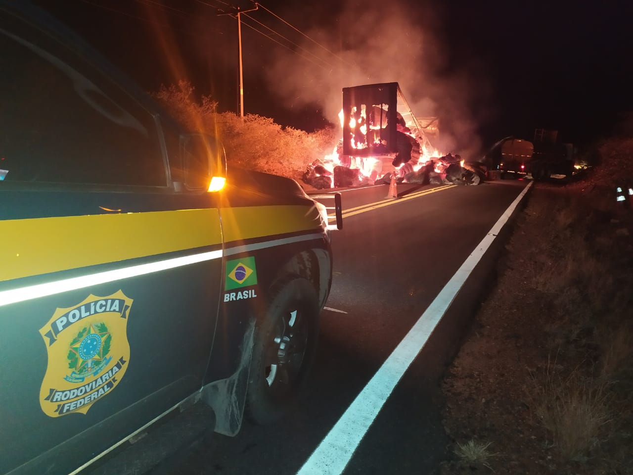 Incêndio atinge dois veículos que transportavam algodão na BR-135