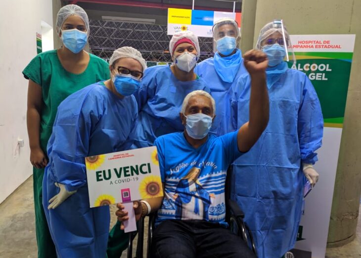 Dono de sorveteria presenteia equipe do Hospital de Campanha após alta