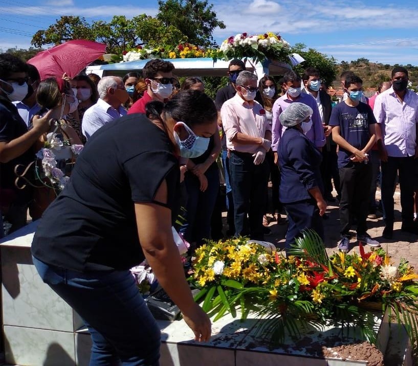 Sepultamento do deputado Assis Carvalho em Oeiras.