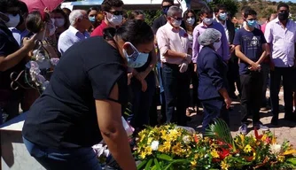 Sepultamento do deputado Assis Carvalho em Oeiras.