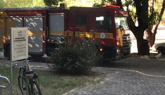 Uma guarnição do Corpo de Bombeiros foi acionada para conter incêndio na Sesapi.