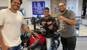 Entregador vítima de racismo ganha moto 0 km de humorista do SBT