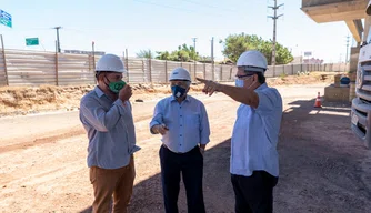 O senador Elmano Férrer realizou visita em obras que utilizam recursos de emendas de sua autoria.