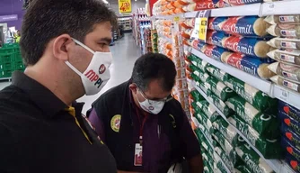 Fiscalização do Procon-PI nos supermercados.