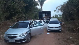 Os criminosos utilizaram dois carros para dar suporte ao roubo dos eletrodomésticos.