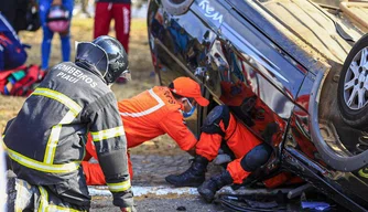 Acidente causa capotamento de carro e deixa 6 feridos