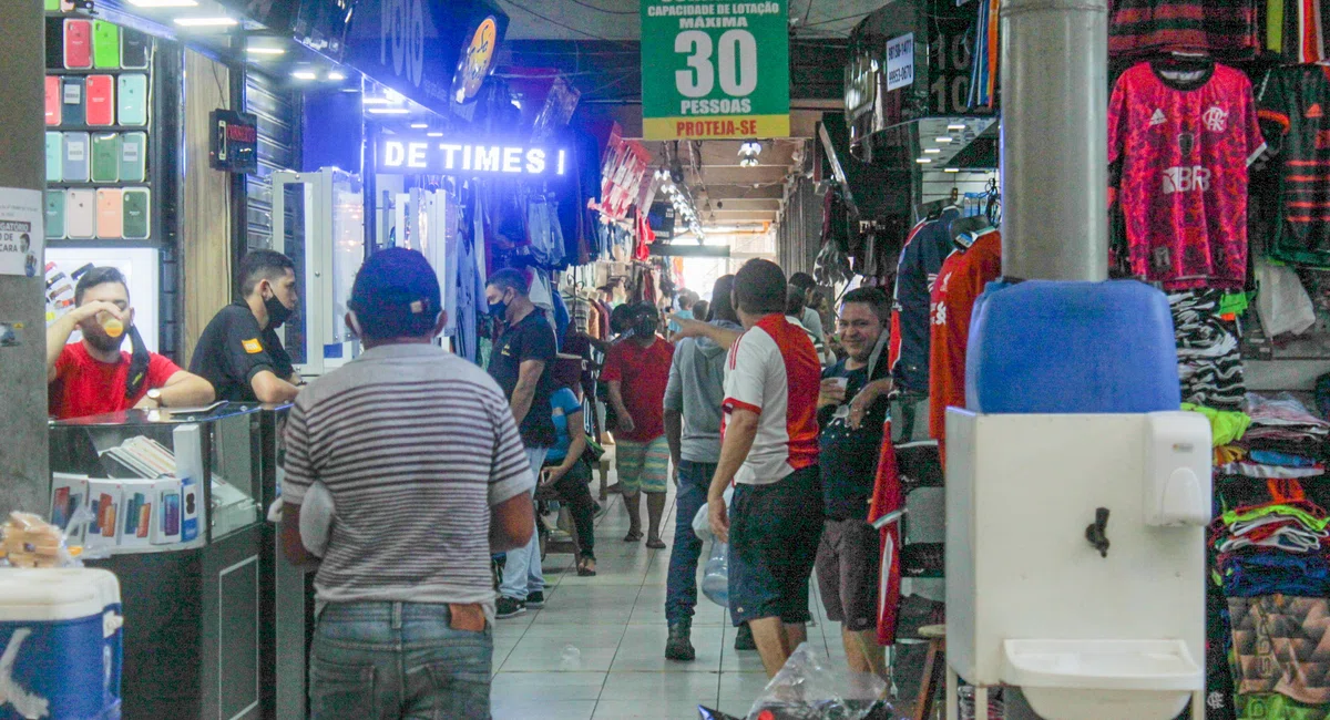 Fluxo de pessoas no shopping da cidade