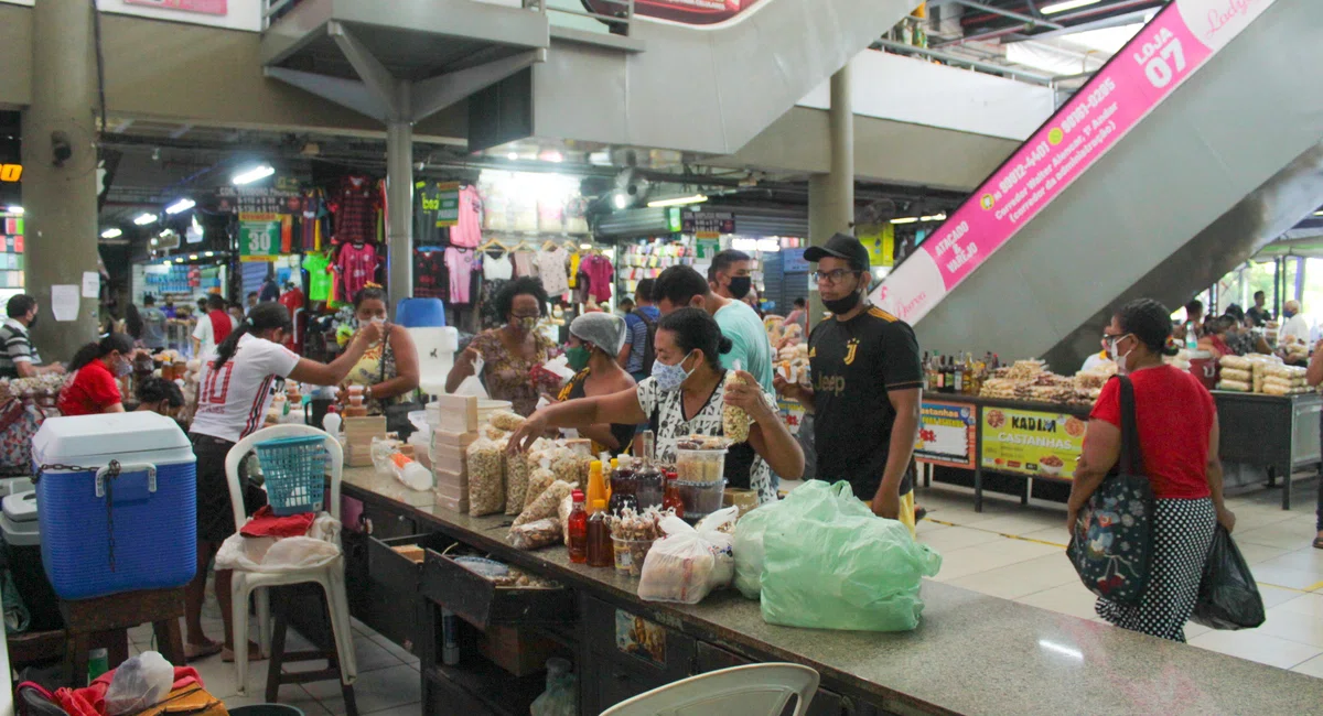 Movimentação no shopping da cidade