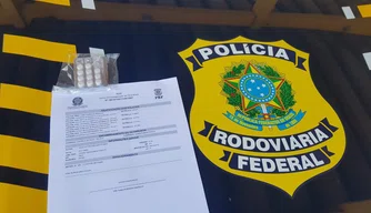 PRF encontra 26 comprimidos de rebite em veículo de passeio