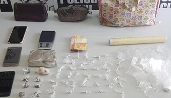 Material apreendido na residência da mulher, por policiais.