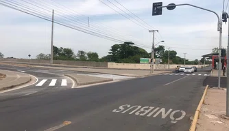 Semáforo no cruzamento da Avenida Ulisses Marques com a Avenida Presidente Kennedy