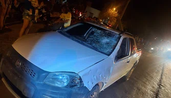 Carro destruído com o impacto da motocicleta, no acidente em Paulistana.