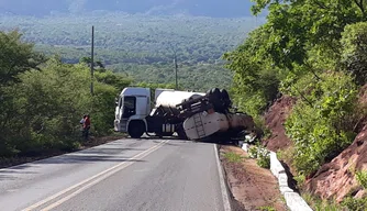 O acidente deixou a via interditada