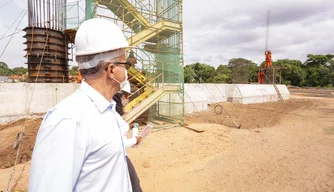 Prefeito Firmino Filho, em visita as obras da ponte João Claudino, na zona Norte de Teresina.