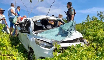 Homem morre e outro fica ferido após carro capotar na cidade de Pedro II