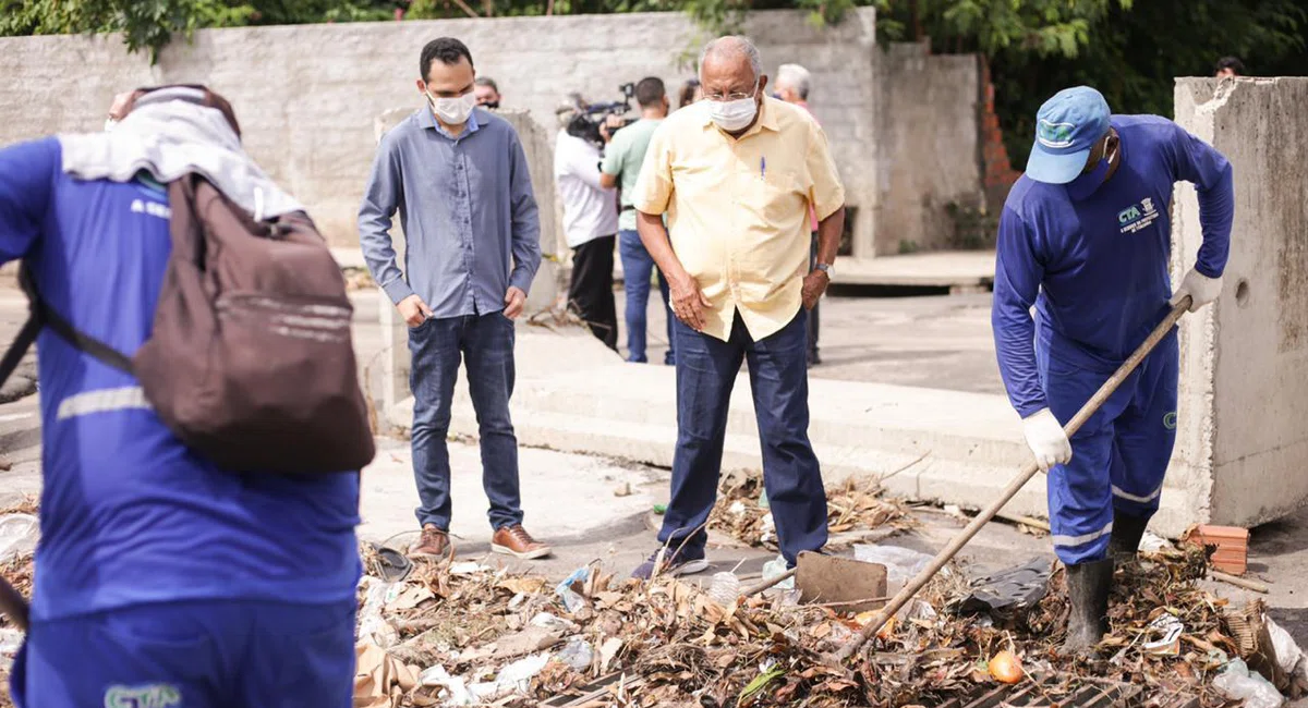 Dr. Pessoa acompanhando limpeza na zona Leste