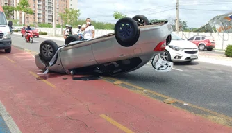 Motorista perde o controle do carro e capota na Av. Raul Lopes.