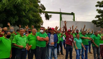 Motoristas e cobradores do transporte coletivo decidem manter paralisação.