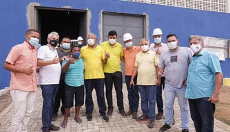 Prefeito de Teresina visitando obras