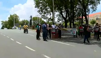 Pais e alunos fazem protesto na Av, Frei Serafim