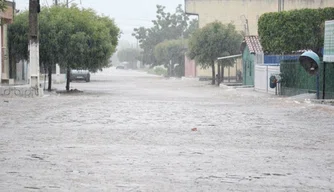 Ruas alagas em cidades do Piauí.