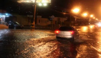 Fostes chuvas deixam ruas alagadas