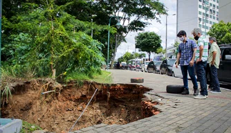 Cratera Na calçada da Av. Raul Lopes