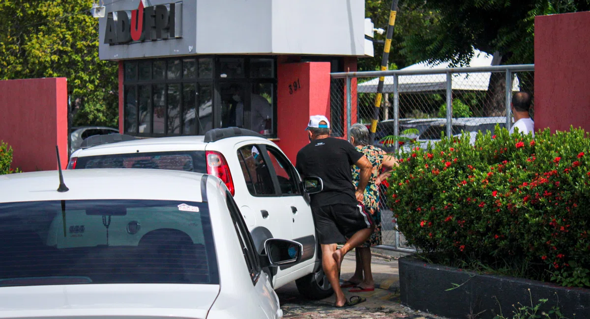 Fila para vacinação dos idosos em Teresina