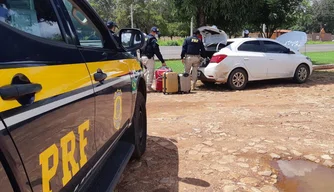 Homem é flagrado conduzindo veículo roubado.