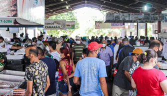 Movimento no mercado do peixe gera aglomeração