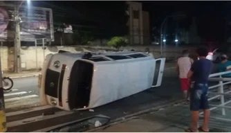 Com o forte impacto, um dos veículos tombou na avenida.