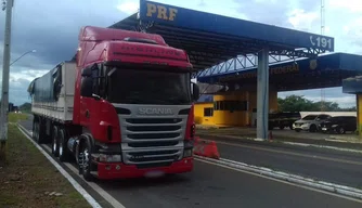 PRF apreende carregamento de madeira ilegal