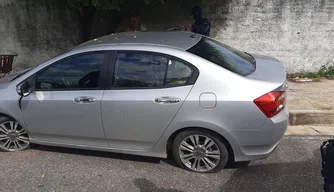 Carro da vítima recuperado.