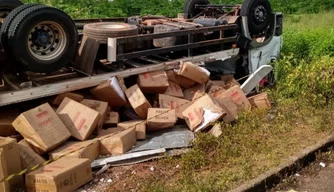 Caminhão tomba e outro é abandonado na PI-301 em Luís Correia