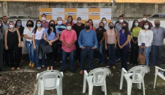 Fundação Wall Ferraz entrega diários de novas turmas de cursos de qualificação em Teresina.