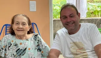 Jeová Alencar ao lado de sua mãe