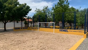 Quadra de areia do bairro Acarape na zona Norte.