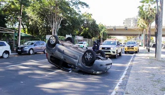 Homem perde o controle e capota carro na Av. Marechal Castelo Branco