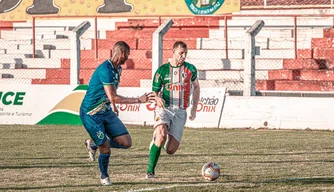 Altos e Fluminense se enfrentando na final do campeonato estadual.