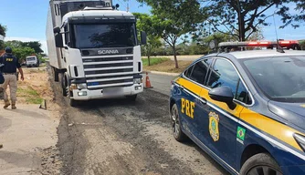 PRF apreende carreta com carga de eletrônicos contrabandeados