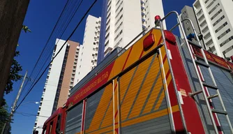 Corpo de Bombeiros é acionado para conter incêndio em apartamento na zona Leste.
