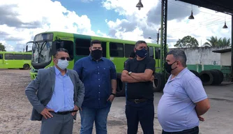 Vereador Dudu e representantes da Strans em garagem de ônibus