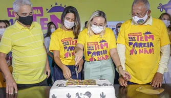 Tradicional corte do bolo em comemoração ao aniversário de Teresina.