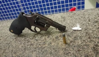 Arma apreendida com o suspeito