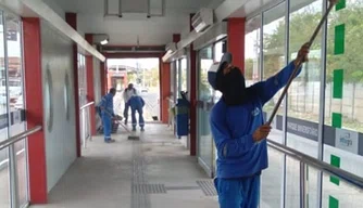 Limpeza das estações de ônibus em Teresina.