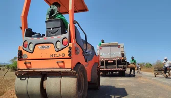 Obras de pavimentação asfáltica da PI-215, entre Campo Maior e Coivaras.