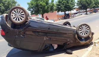 Motorista perde o controle e capota carro na BR 316 em Picos.