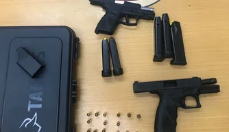 Armas de fogo e munições apreendidas pela Polícia Federal.