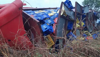 Caminhão de cerveja tomba na BR 343 em Altos.