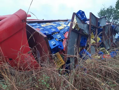 Caminhão carregado de cerveja tomba às margens da BR-343 em Altos